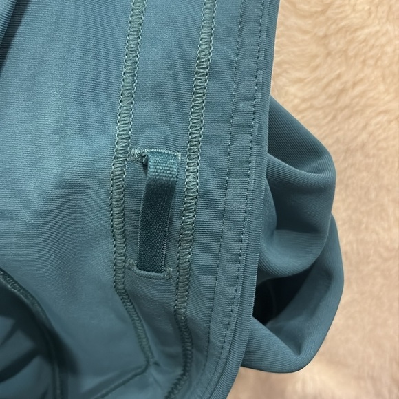 Lululemon Athletica crop leggings women’s size 6 in teal blue colour - like new - Picture 14 of 15